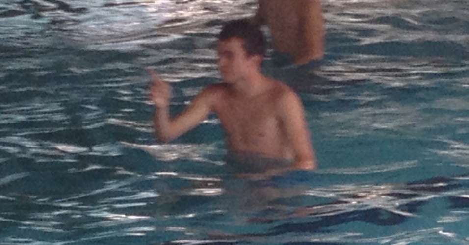 Bernard, meia do Atlético-MG, se exercita em piscina durante treino da seleção, em Goiânia