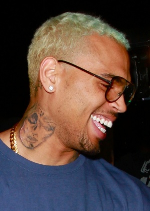 Chris Brown exibe possível tatuagem de Rihanna em seu pescoço (12/9/12)