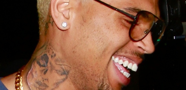Chris Brown exibe possível tatuagem de Rihanna em seu pescoço (12/9/12) - Grosby Group