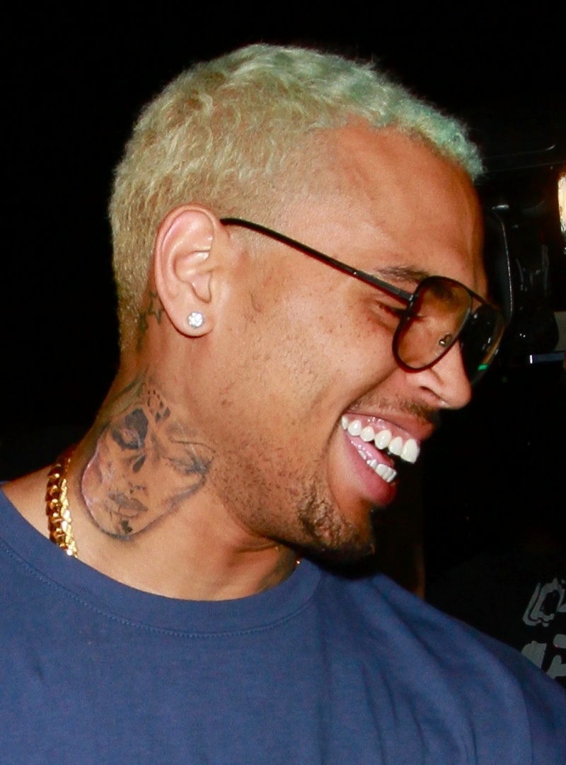 Chris Brown exibe possível tatuagem de Rihanna em seu pescoço (12/9/12)