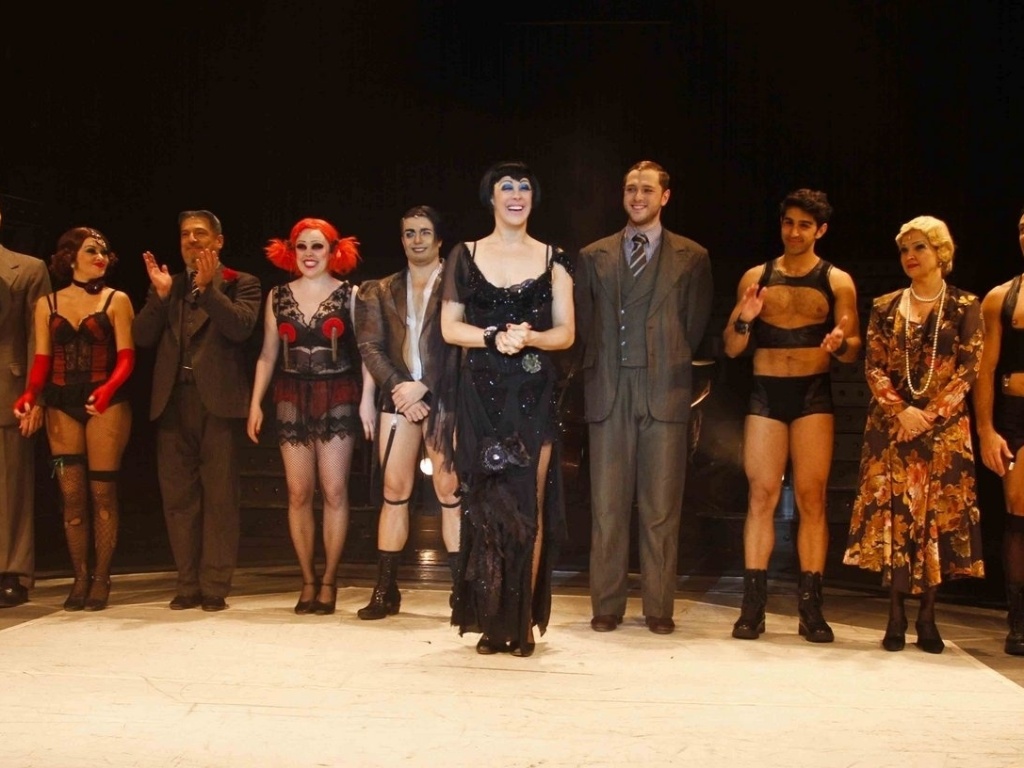 Claudia Raia comemora 200 apresentações do musical "Cabaret", no palco do Teatro Procópio Ferreira, em SP (16/9/12) - Danilo Carvalho e Thais Aline/AgNews