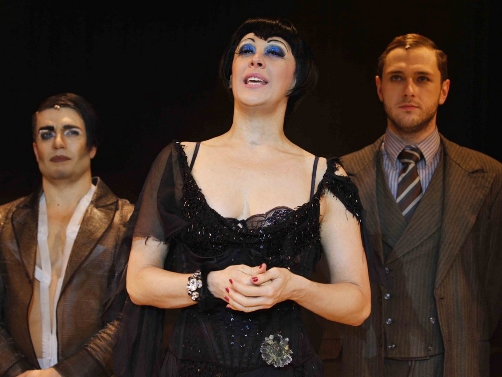 Claudia Raia comemora 200 apresentações do musical "Cabaret", no palco do Teatro Procópio Ferreira, em SP (16/9/12) - Danilo Carvalho e Thais Aline/AgNews