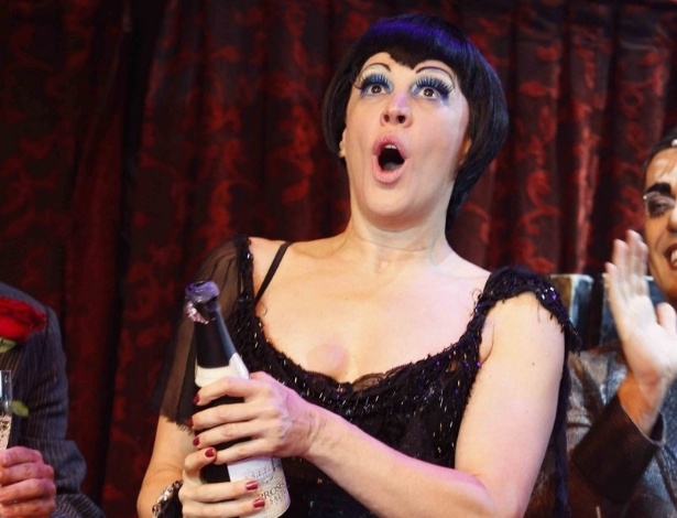 Claudia Raia comemora 200 apresentações do musical "Cabaret", no palco do Teatro Procópio Ferreira, em SP (16/9/12) - Danilo Carvalho e Thais Aline/AgNews