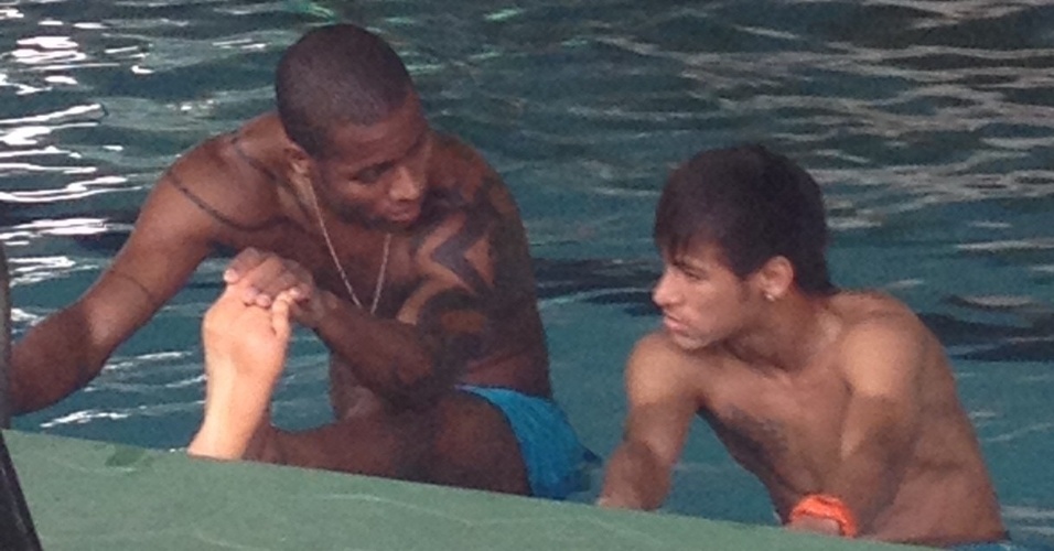 Dedé (e.) e Neymar fazem alongamento na beira da piscina do hotel em Goiânia