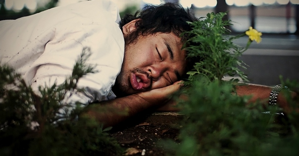 Em sua maioria, diz Storey, os dorminhocos se aconchegam em qualquer canto por estarem "bêbados, exaustos ou terem perdido o último trem para casa" - Adrian Storey