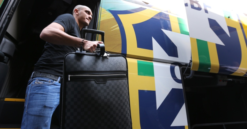 Fabio Santos, lateral do Corinthians, na chegada da seleção brasileira a Goiânia