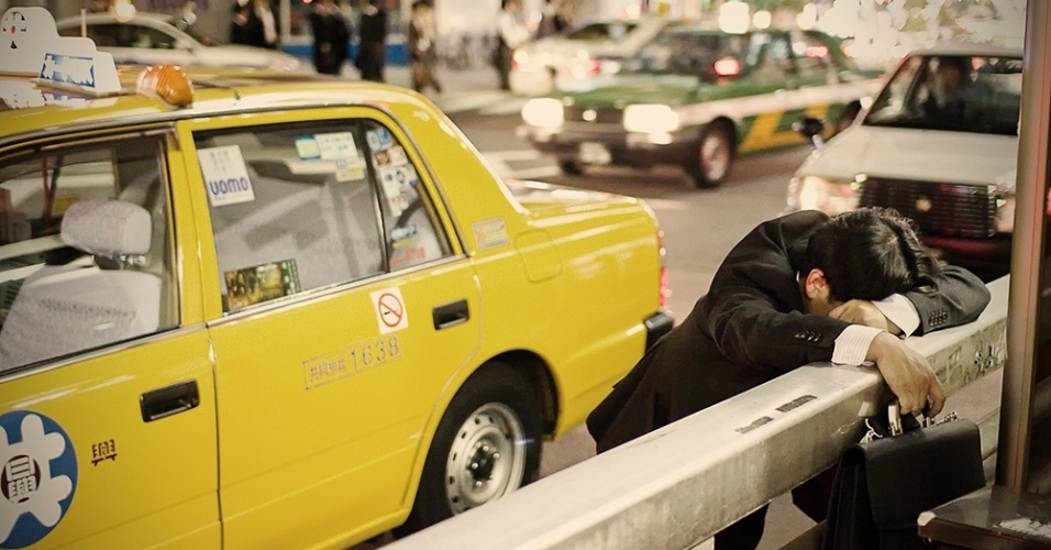 Fascinado pela imagem de pessoas dormindo, o fotógrafo britânico Adrian Storey encontrou nas ruas de Tóquio um cenário ideal para seu trabalho - Adrian Storey
