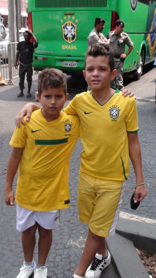 Jovens torcedores esperam uniformizados por jogadores da seleção brasileira em frente ao hotel em Goiânia