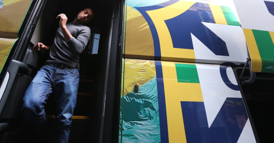 Lucas, meia do São Paulo, desce do ônibus da seleção na chegada ao hotel em Goiânia