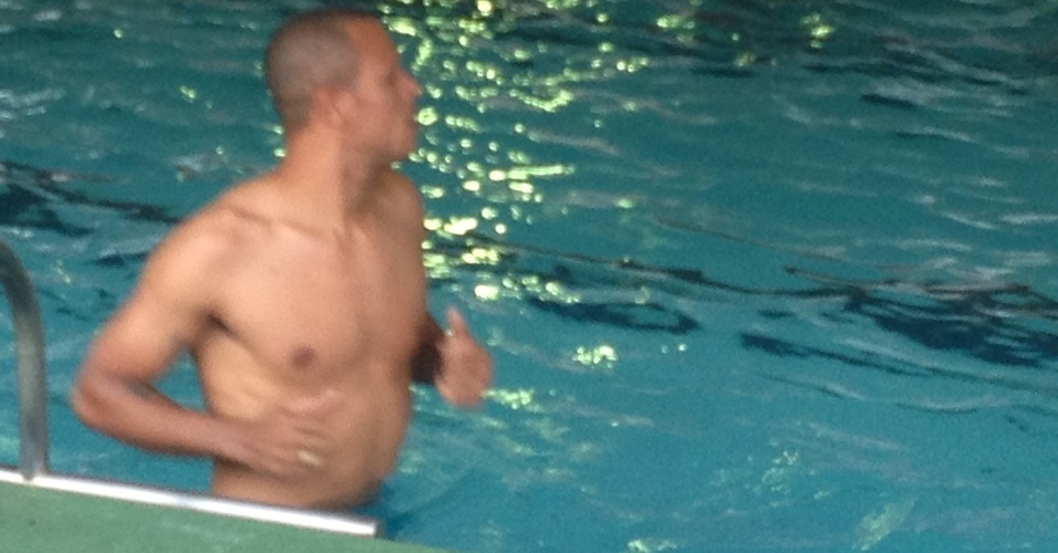 Luís Fabiano, atacante do São Paulo, se exercita em piscina durante treino da seleção, em Goiânia