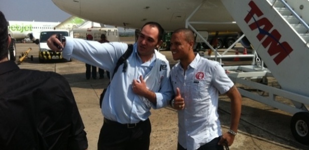 Luís Fabiano é tietado na chegada à Goiânia; ele foi o atleta mais assediado pelos fãs