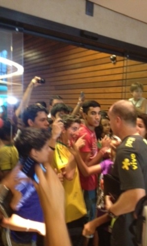 Mano Menezes atende torcedores na porta do hotel em que a seleção está hospedada em Goiânia