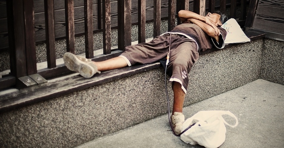 "Mas também há as questões do abuso do consumo de álcool, do excesso de trabalho, do afastamento da família e de comportamentos associados em outras culturas apenas pelos jovens", diz - Adrian Storey