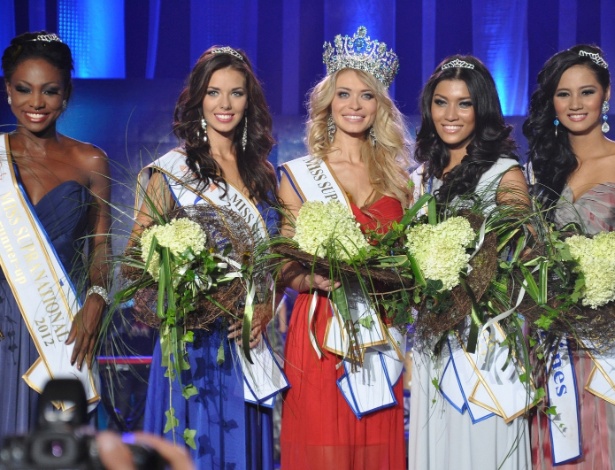 Katsiaryna Buraya (centro), Miss Supranational 2012, entre as outras quatro bonitas que quase conseguiram - Divulgação