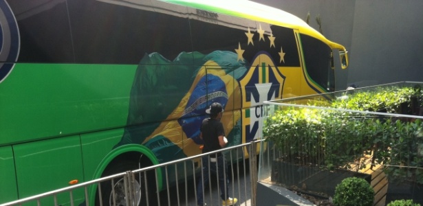 Neymar chega atrasado em hotel onde se hospeda a seleção em Goiânia após perder voo