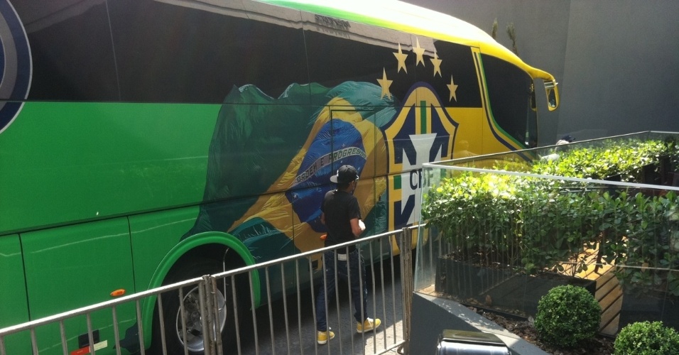 Neymar chega atrasado em hotel onde se hospeda a seleção brasileira em Goiânia após perder voo