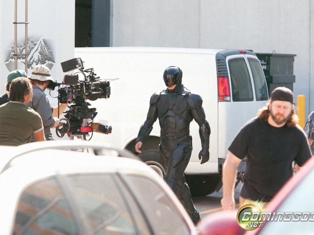 O ator Joel Kinnaman aparece com armadura no set de filmagens de "RoboCop" (17/9/12) - Reprodução/ComingSoon