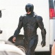 O ator Joel Kinnaman aparece com armadura no set de filmagens de "RoboCop" (17/9/12) - Reprodução/ComingSoon