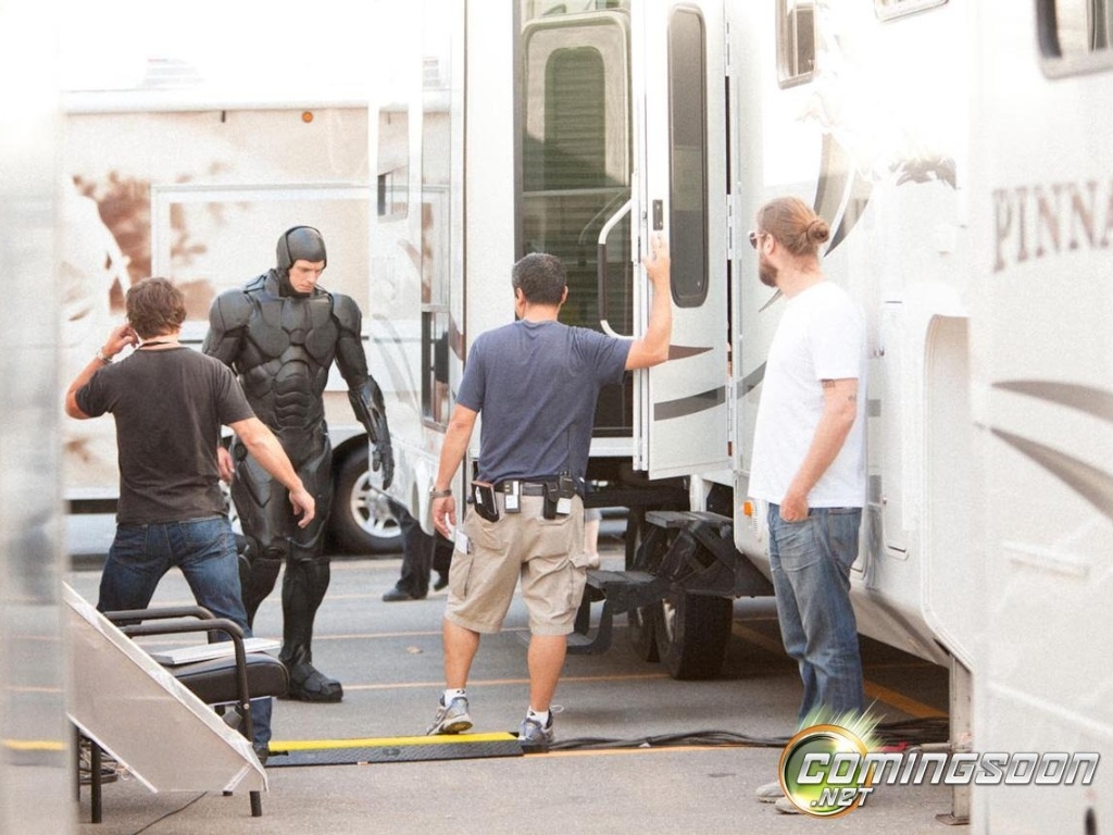 O ator Joel Kinnaman trajado com a armadura do personagem título de "RoboCop" (17/9/12) - Reprodução/ComingSoon