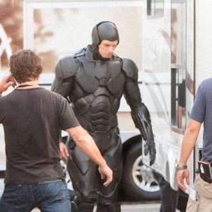 O ator Joel Kinnaman trajado com a armadura do personagem título de "RoboCop" (17/9/12) - Reprodução/ComingSoon