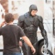 O ator Joel Kinnaman trajado com a armadura do personagem título de "RoboCop" (17/9/12) - Reprodução/ComingSoon