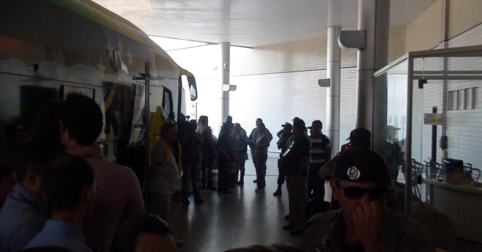 Ônibus da seleção brasileira aguarda jogadores no estacionamento do aeroporto Santa Genoveva, em Goiânia
