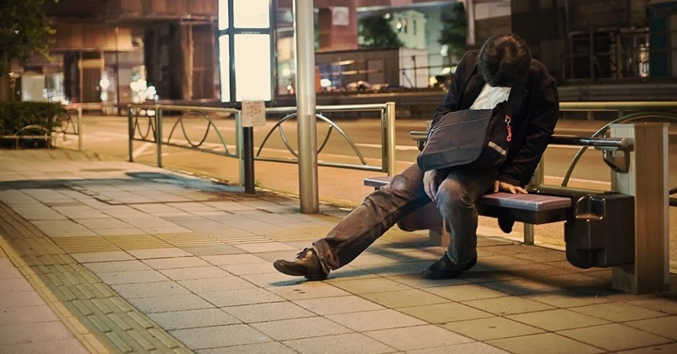 Pelas ruas da capital japonesa, Storey encontrou pessoas com os mais diferentes perfis e dos mais variados estratos sociais dormindo pelas ruas - Adrian Storey