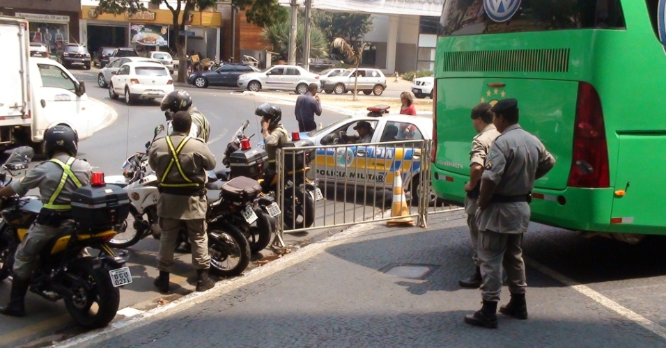 Policiais Militares cuidam da segurança do ônibus da seleção brasileira na frente do hotel em Goiânia