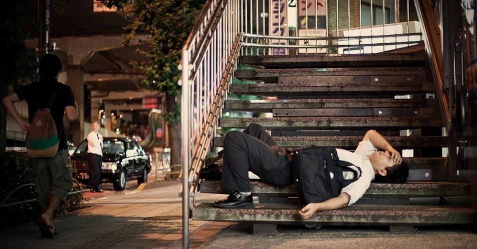 "Por um lado, é incrível que em uma cidade de 13 milhões de habitantes seja seguro o suficiente para as pessas dormirem nas ruas sem medo de serem roubadas ou de sofrerem outro tipo de violência", observa o fotógrafo - Adrian Storey