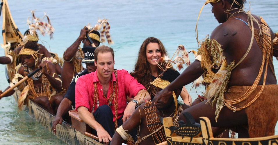 Príncipe William de a duquesa Catherine fazem passeio em canoa de tribo das Ilhas Salomão (17/9/12)