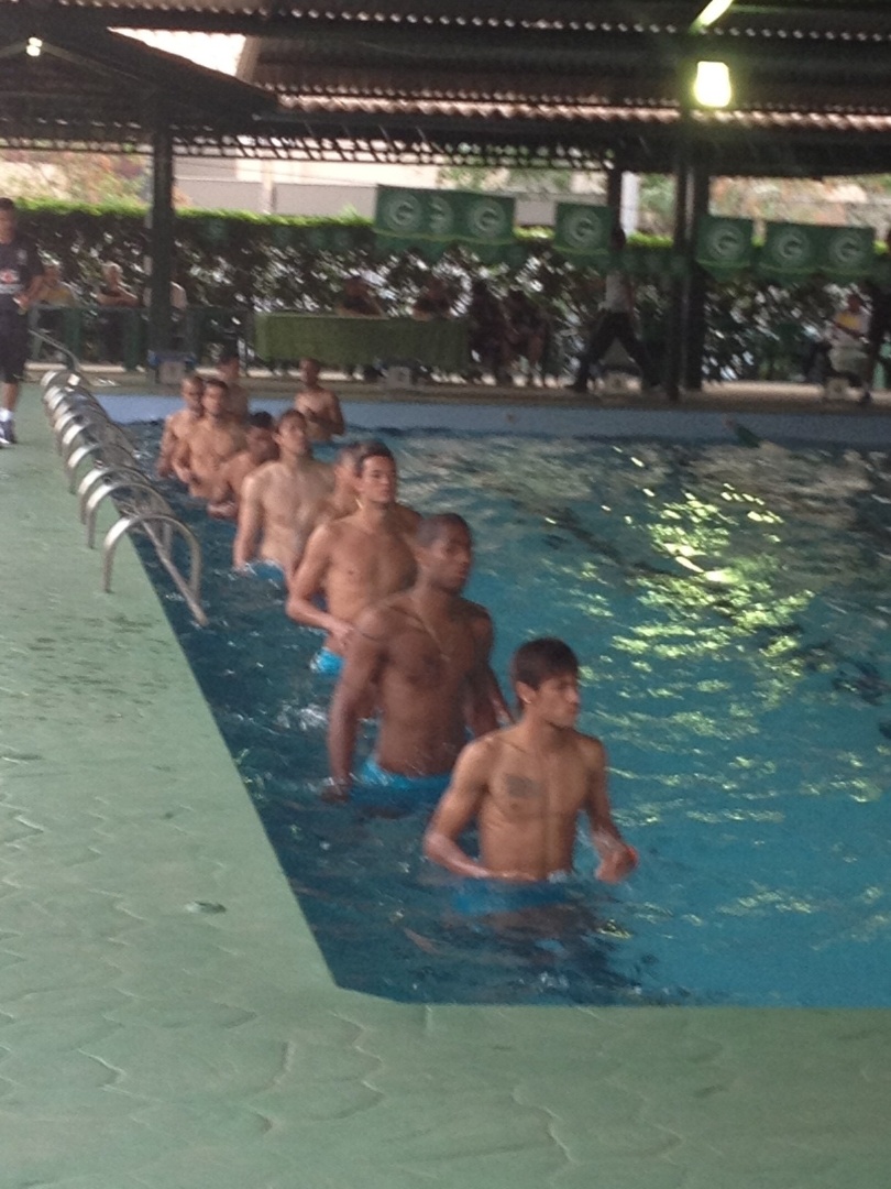 Seleção faz trabalho na piscina no primeiro dia em Goiânia, onde jogará o superclássico das Américas contra a Argentina
