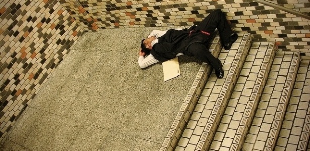 Storey começou a fotografar os dorminhocos pelas ruas de Tóquio em 2006 - Adrian Storey