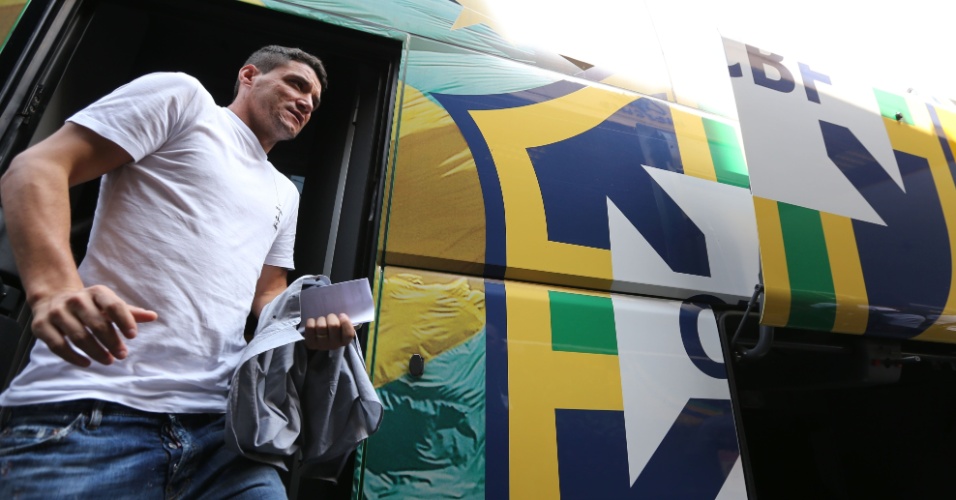 Thiago Neves, do Fluminense, chega a hotel em Goiânia para servir à seleção brasileira no superclássico contra a Argentina