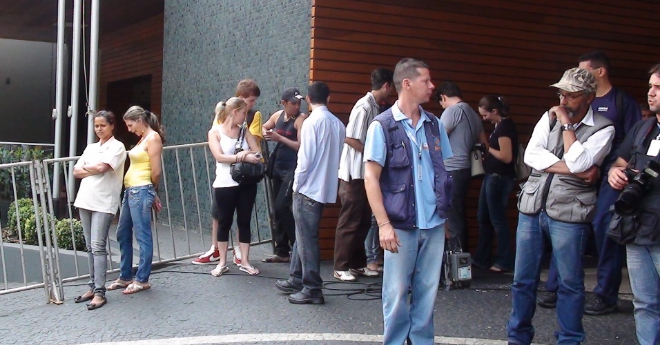 Torcedores e jornalistas fazem plantão na frente do hotel da seleção brasileira em Goiânia