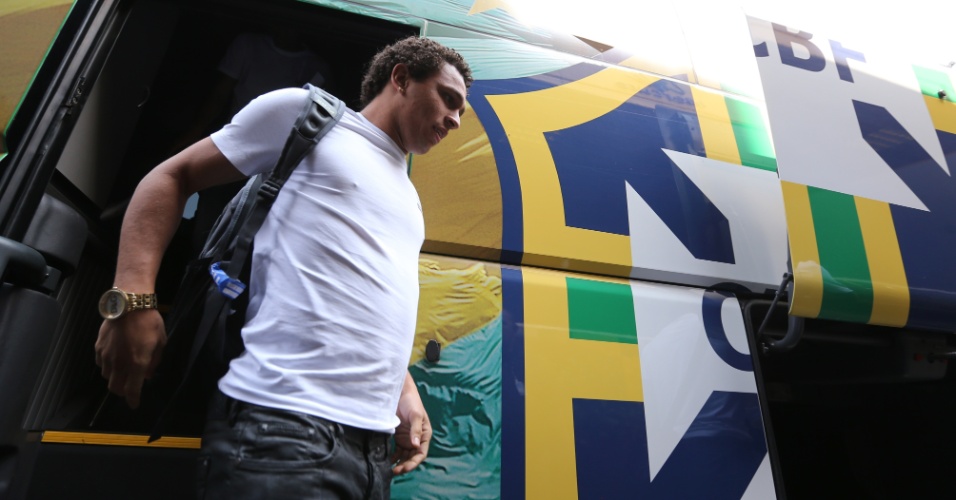 Wellington Nem, do Fluminense, chega a hotel em Goiânia para servir à seleção brasileira no superclássico contra a Argentina