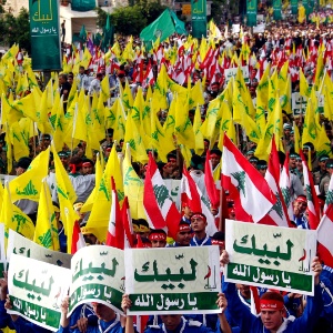 17.set.2012 - Partidários do Hezbollah protestam contra o filme "A   Inocência dos Muçulmanos" em subúrbio de Beirute - Sharif Karim/Reuters