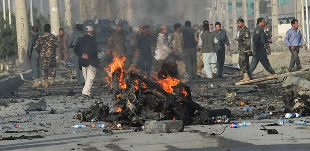 Ataque suicida contra micro-ônibus em Cabul, no Afeganistão - Massoud Hossaini/AFP