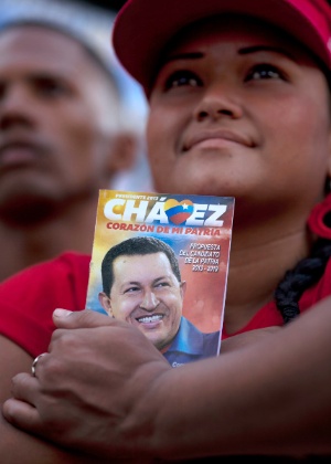 Garota segura uma foto do presidente da Venezuela, Hugo Chávez, durante comício em Caracas