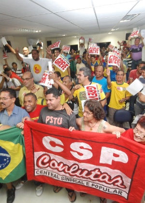 Servidores dos Correios do Recife e da região metropolitana aprovaram greve durante assembleia realizada no Sindicato dos Trabalhadores dos Correios e Telégrafos de Pernambuco (Sintect), no centro da capital pernambucana - Eduardo Maynard/Fotoarena/AE