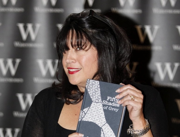 A escritora britânica E.L. James com cópia do livro "Cinquenta Tons de Cinza" em livraria de Londres, no Reino Unido  - Karel Prinsloo/Efe