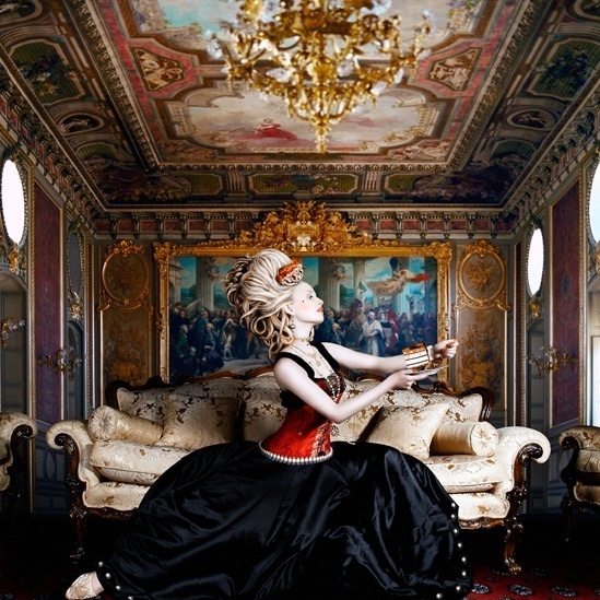 A fotógrafa australiana Alexia Sinclair recriou o luxo e a beleza de monarcas famosas no ensaio fotográfico "as doze rainhas". As imagens retratam figuras da realeza de várias épocas, incluindo Maria Antonieta (1755-1793), a rainha consorte da França, que aparece na imagem com o palácio de Versalhes ao fundo. Esta foto é intitulada a "Rainha Extravagante" - Alexia Sinclair 