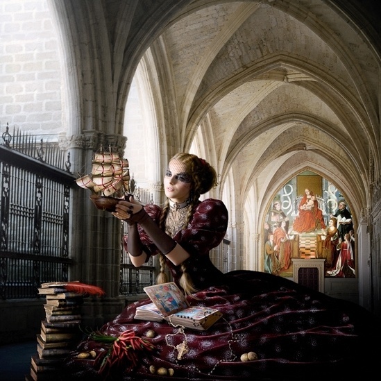 A fotógrafa viajou por cinco meses pela Europa para registrar as paisagens de fundo do ensaio. "Então começou um processo complexo de combinar diferentes paisagens e arquiteturas europeias com as minhas modelos e adereços adicionais", contou Sinclair à BBC Brasil. Aqui, está retratada "a católica", rainha Isabella da Espanha (1451-1504) - Alexia Sinclair 