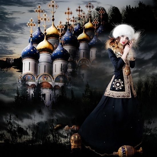 Alexandra Romanov (1972-1918) se casou com Nicolau 2º e foi assassinada pelos bolcheviques na Revolução Russa. O título faz referência a esta queda da monarquia: "a última czarina". A fotógrafa coloca na imagem elementos do ocorrido: "Cada peça pode ser desvendada em uma passagem de uma figura história" - Alexia Sinclair 