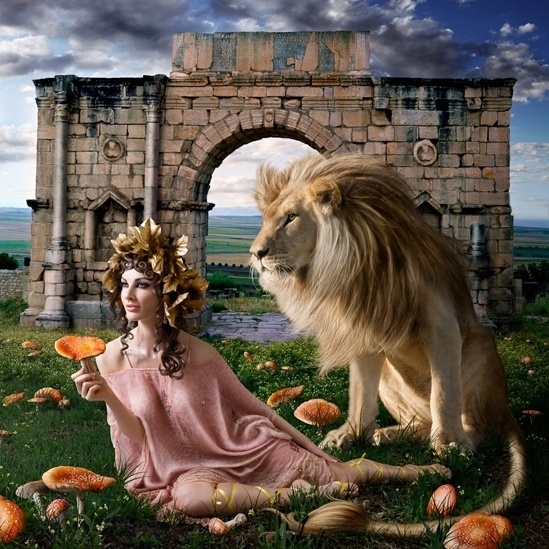 As imagens vão além da estética e representam um mergulho na história. "As vidas fascinantes das figuras reais apresentaram um novo desafio para mim ao utilizá-los como base de uma série fotográfica complexa", disse Sinclair. Aqui está retratada a imperatriz romana Agripina, a jovem (14 DC - 53 DC) que se casou com seu tio, Cláudio. Acredita-se que ela tenha matado o marido por envenenamento, o que levou Nero ao poder na Roma antiga. O título é "a venenosa" - Alexia Sinclair 