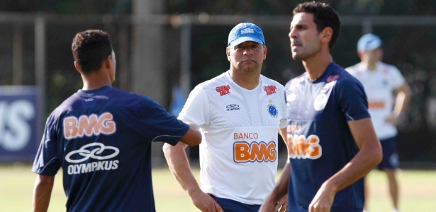 Roth segue no comando, e Leandro Guerreiro (d) vê falta de ética falar sobre treinador - Washington Alves/Vipcomm