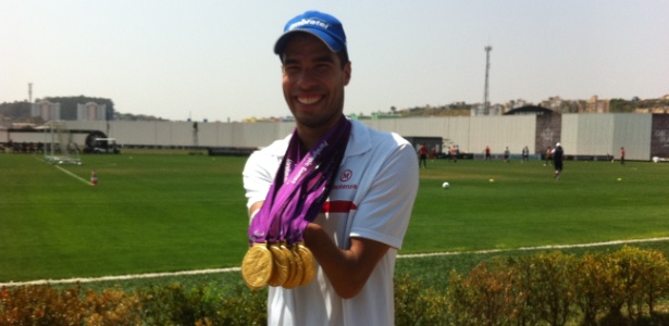 Daniel Dias exibe as seis medalhas conquistadas nos Jogos Paraolímpicos de Londres  - Bruno Freitas/UOL