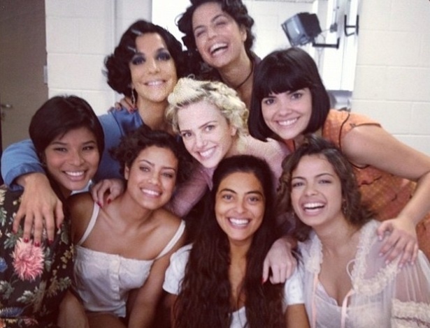 Ivete Sangalo tira foto com elenco feminino de "Gabriela" e diz que elas serão "amigas para sempre" (18/9/12) 