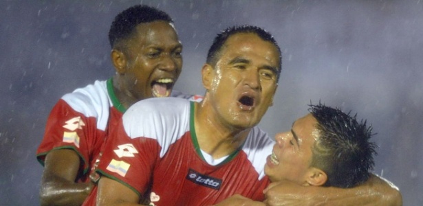 Jogadores da LDU de Loja comemoram gol marcado contra o Nacional - Miguel Rojo/AFP