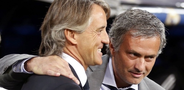 José Mourinho (dir), técnico do Real Madrid, cumprimenta Roberto Mancini, do City - REUTERS/Sergio Perez 