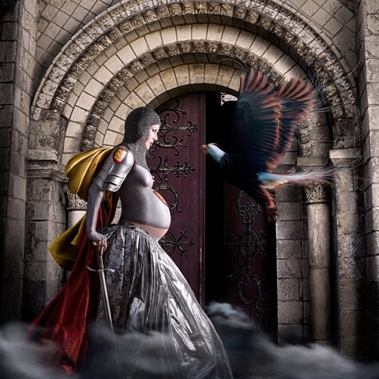 Leonor da Aquitânia (1122-1204) foi a rainha consorte de França e Inglaterra. Primeiramente, ela casou com o rei Luis 7º da França e, depois de ter a união anulada por consanguinidade, ela se casou com Henrique 2º, da Inglaterra. Com um apurado senso político, ela foi considerada uma das mulheres mais poderosas e influentes do seu tempo. O título desta foto é "a águia" - Alexia Sinclair 